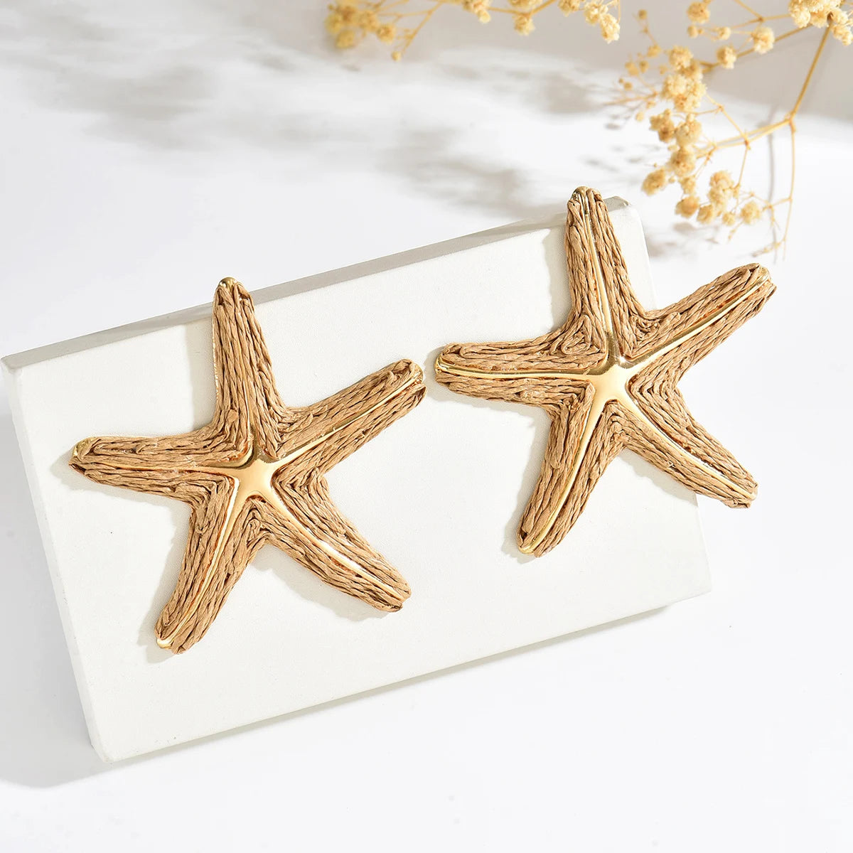 Women Handmade Woven Raffia Starfish Earrings Gold Metal Center Ocean Sea Star Stud Earrings Bohemian Holiday Beach Accessories