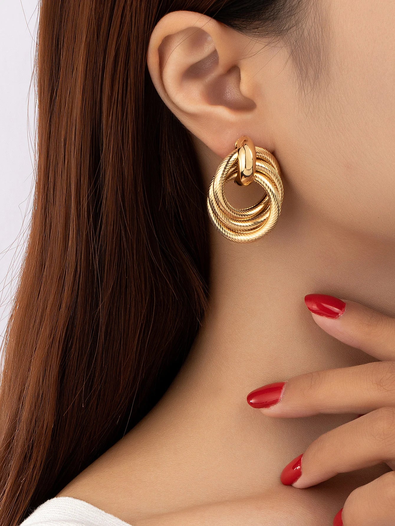 A Stylish Multi-Layered Twisted Metal Earring in Gold and Silver, a Versatile Accessory for Everyday Wear with a High-End Feel