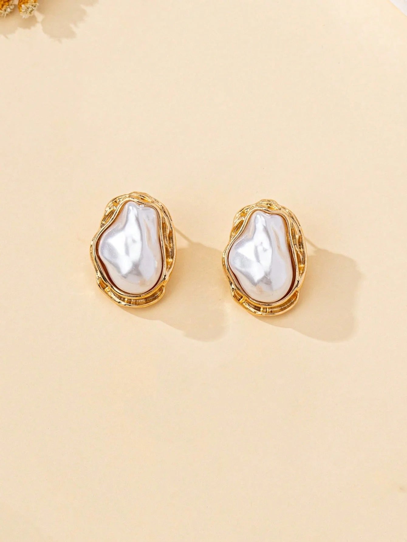 A Pair of European and American Style Retro Baroque Irregular Pearl Earrings for Women, Light Luxury Gold Irregular Pearl Ear Jewelry, Unique Design Elegant Earrings, Gift for Girlfriend