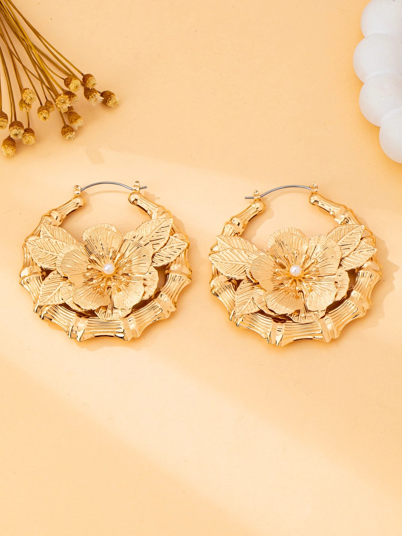 A Pair of Women's Fashionable Earrings, Bohemian Style Flower-Shaped Earrings, Suitable for Daily Wear, Vacations, and Gift-Giving