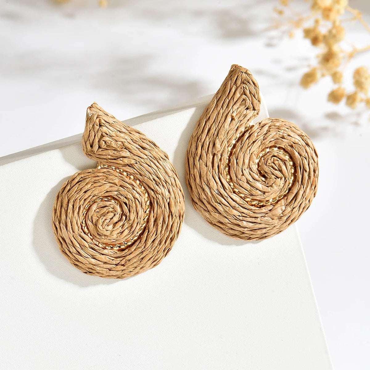 Women Handmade Woven Straw Snail Earrings Multicolor Spiral Conch Raffia Stud Earrings Bohemian Ocean Holiday Accessories