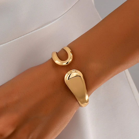 A Fashionable Women's Open Bracelet with a Stylish and Versatile Hollow Geometric Design, Suitable for Everyday Wear
