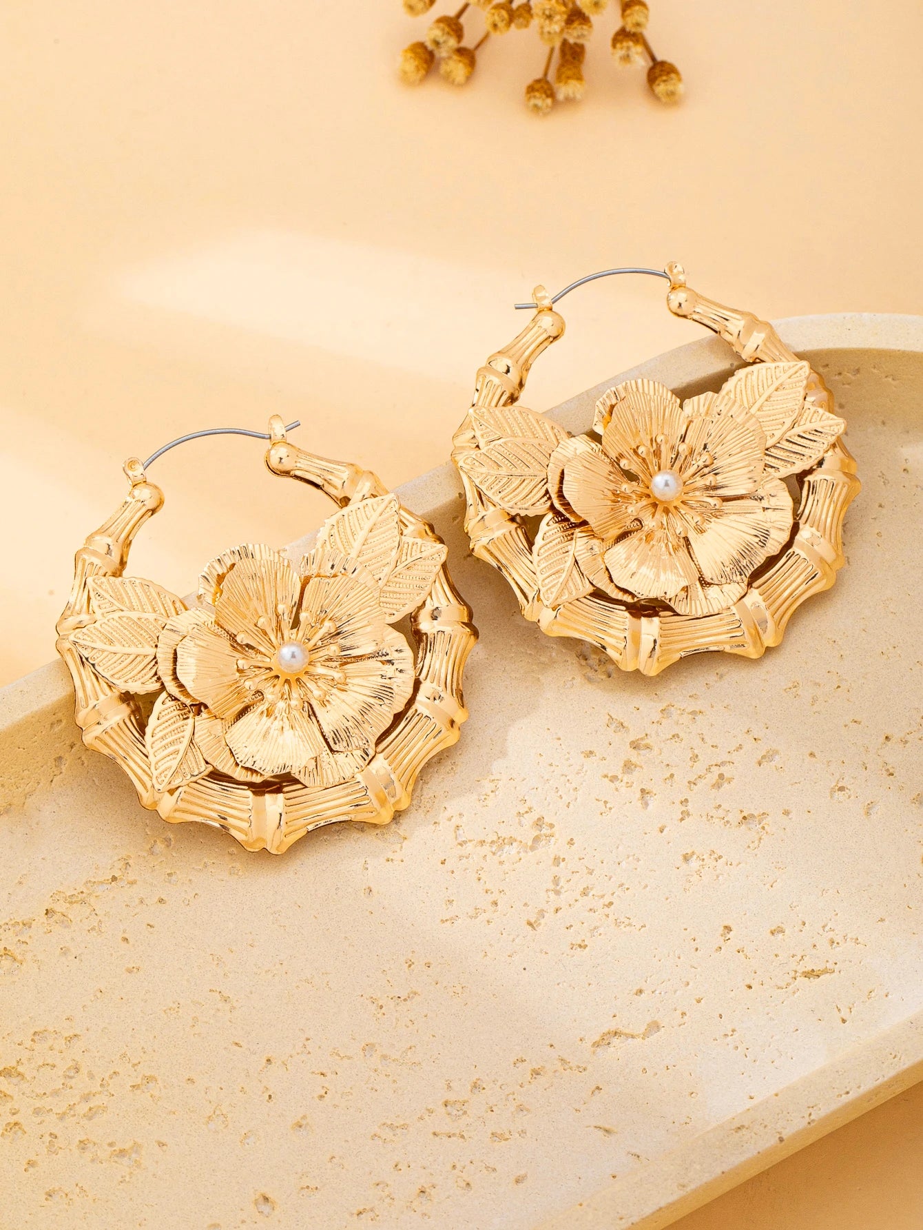 A Pair of Women's Fashionable Earrings, Bohemian Style Flower-Shaped Earrings, Suitable for Daily Wear, Vacations, and Gift-Giving