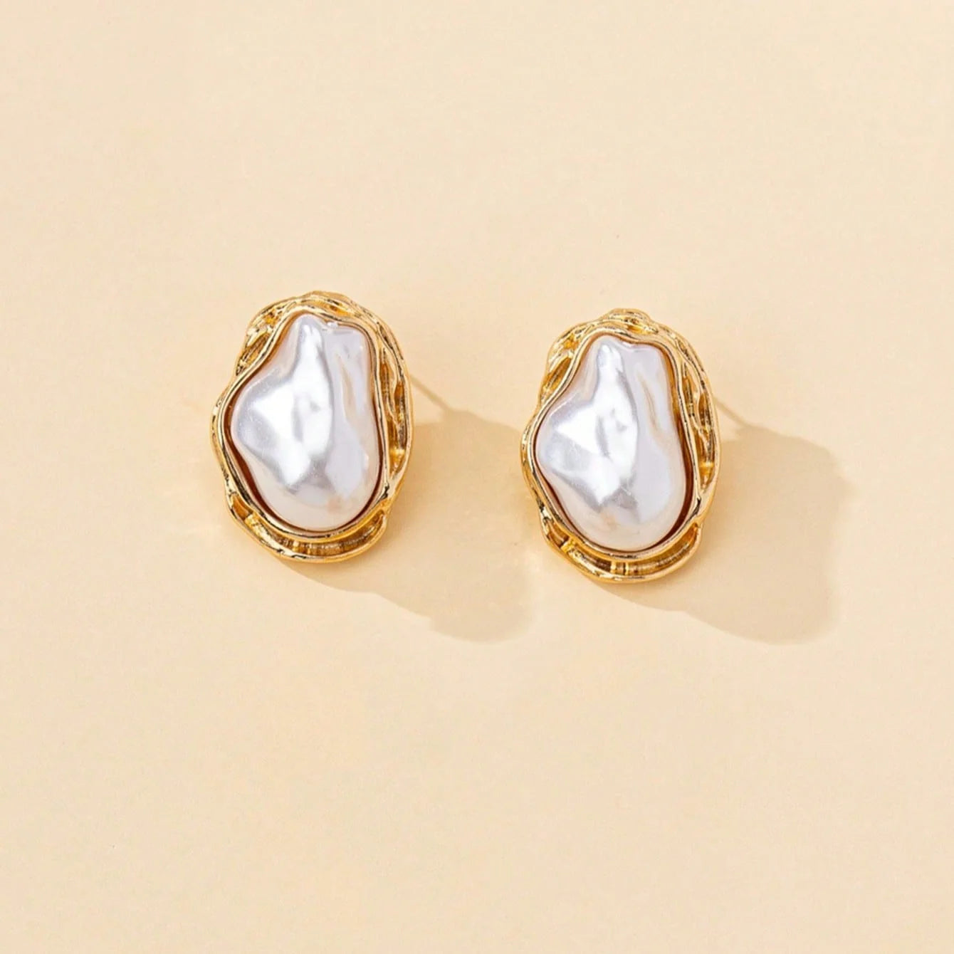 A Pair of European and American Style Retro Baroque Irregular Pearl Earrings for Women, Light Luxury Gold Irregular Pearl Ear Jewelry, Unique Design Elegant Earrings, Gift for Girlfriend