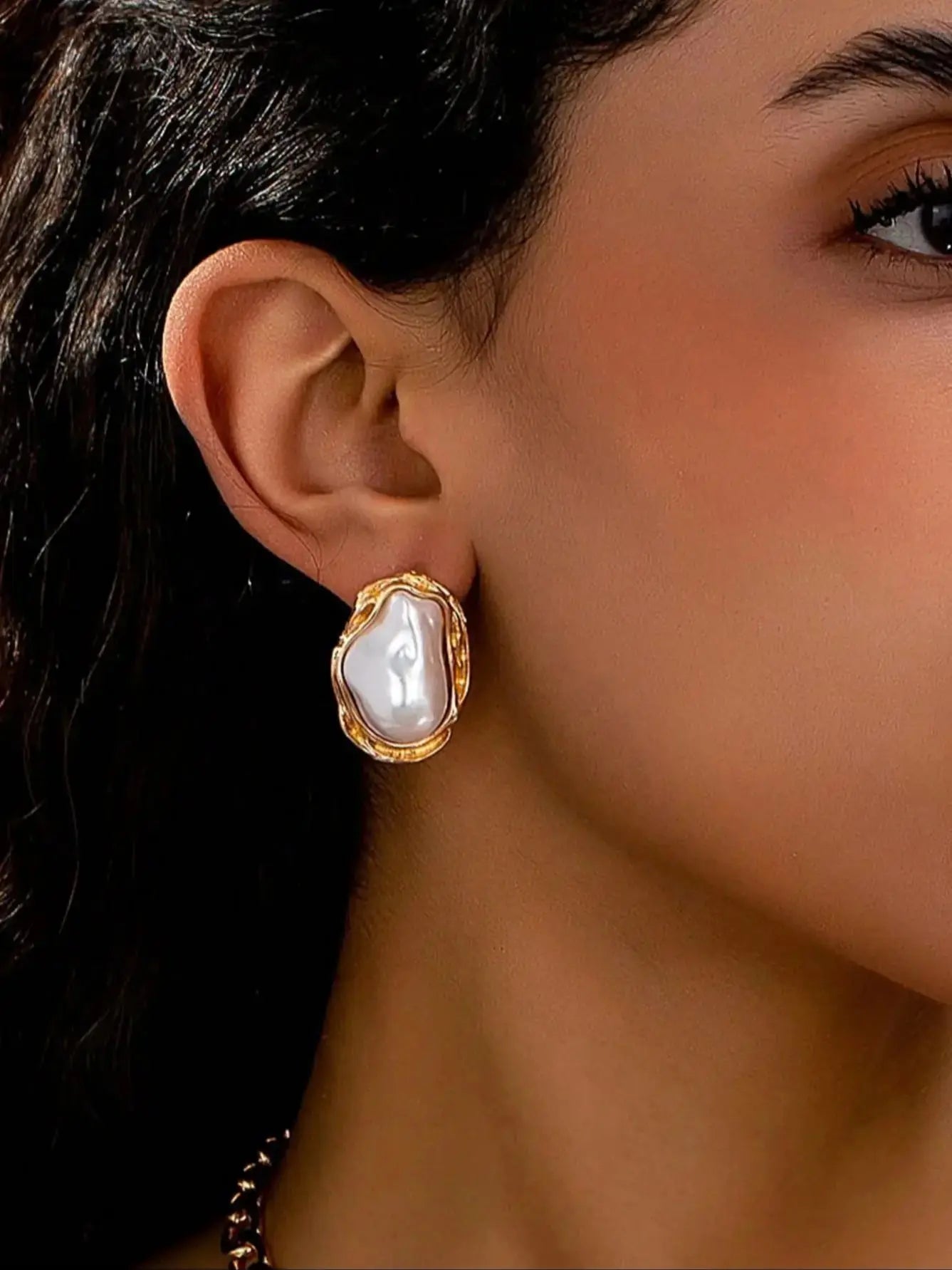 A Pair of European and American Style Retro Baroque Irregular Pearl Earrings for Women, Light Luxury Gold Irregular Pearl Ear Jewelry, Unique Design Elegant Earrings, Gift for Girlfriend