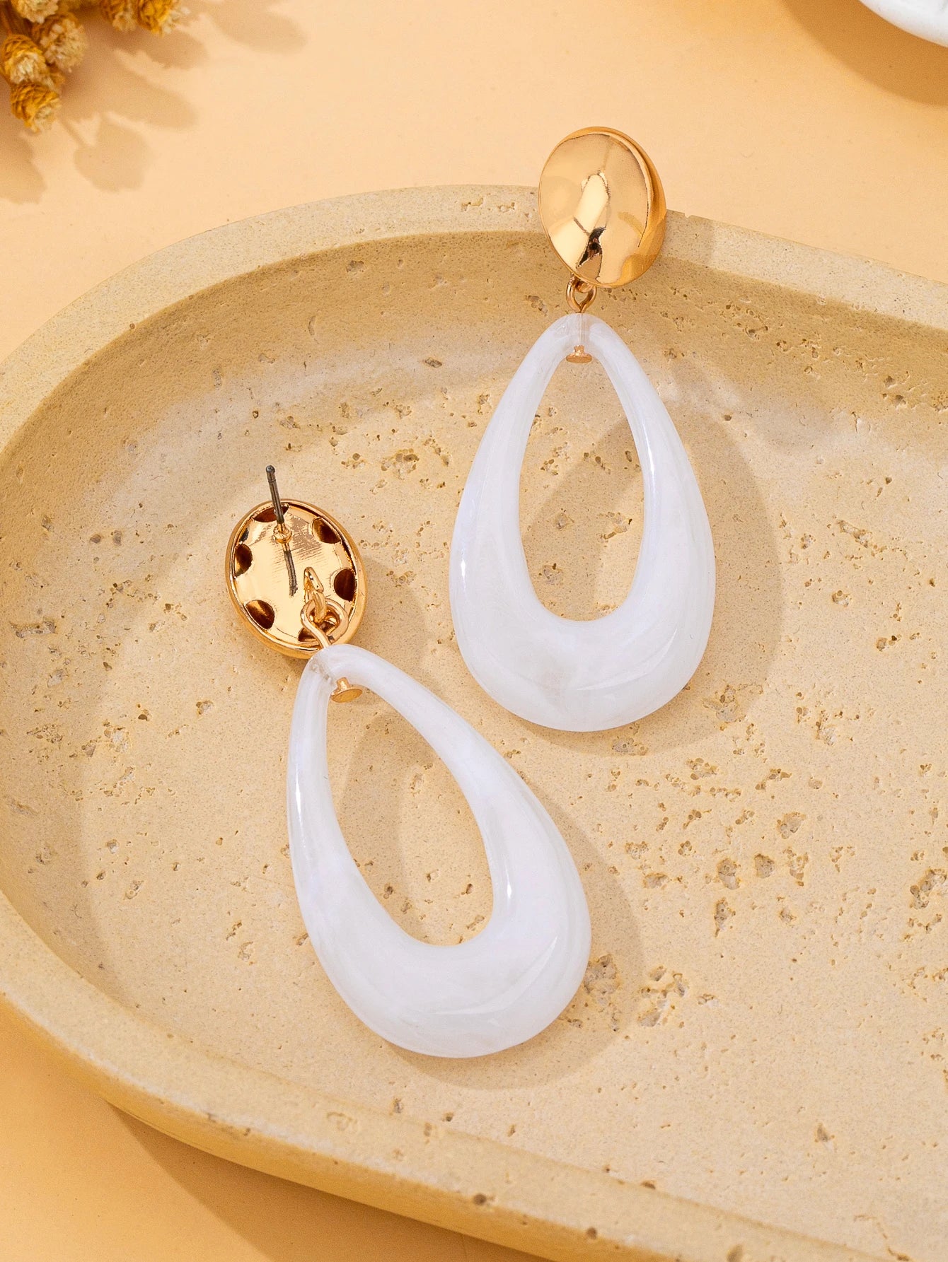 A Pair of Women's Fashionable Earrings, Simple and Elegant Geometric Pendant Earrings, Suitable for Daily Wear, Vacations, and Gift-Giving
