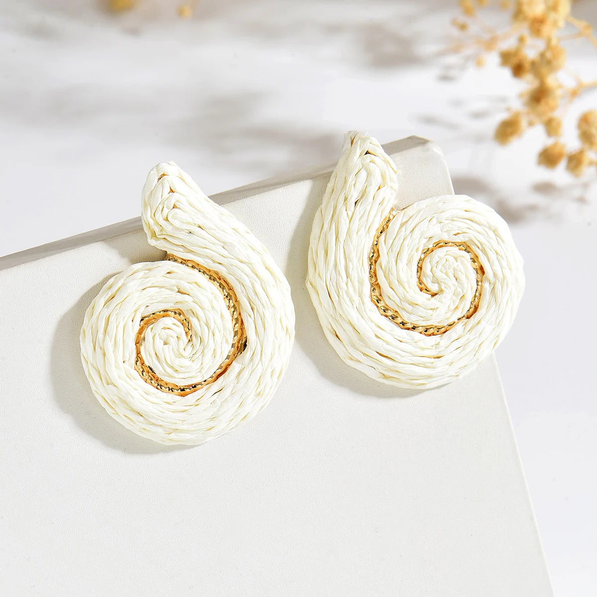 Women Handmade Woven Straw Snail Earrings Multicolor Spiral Conch Raffia Stud Earrings Bohemian Ocean Holiday Accessories