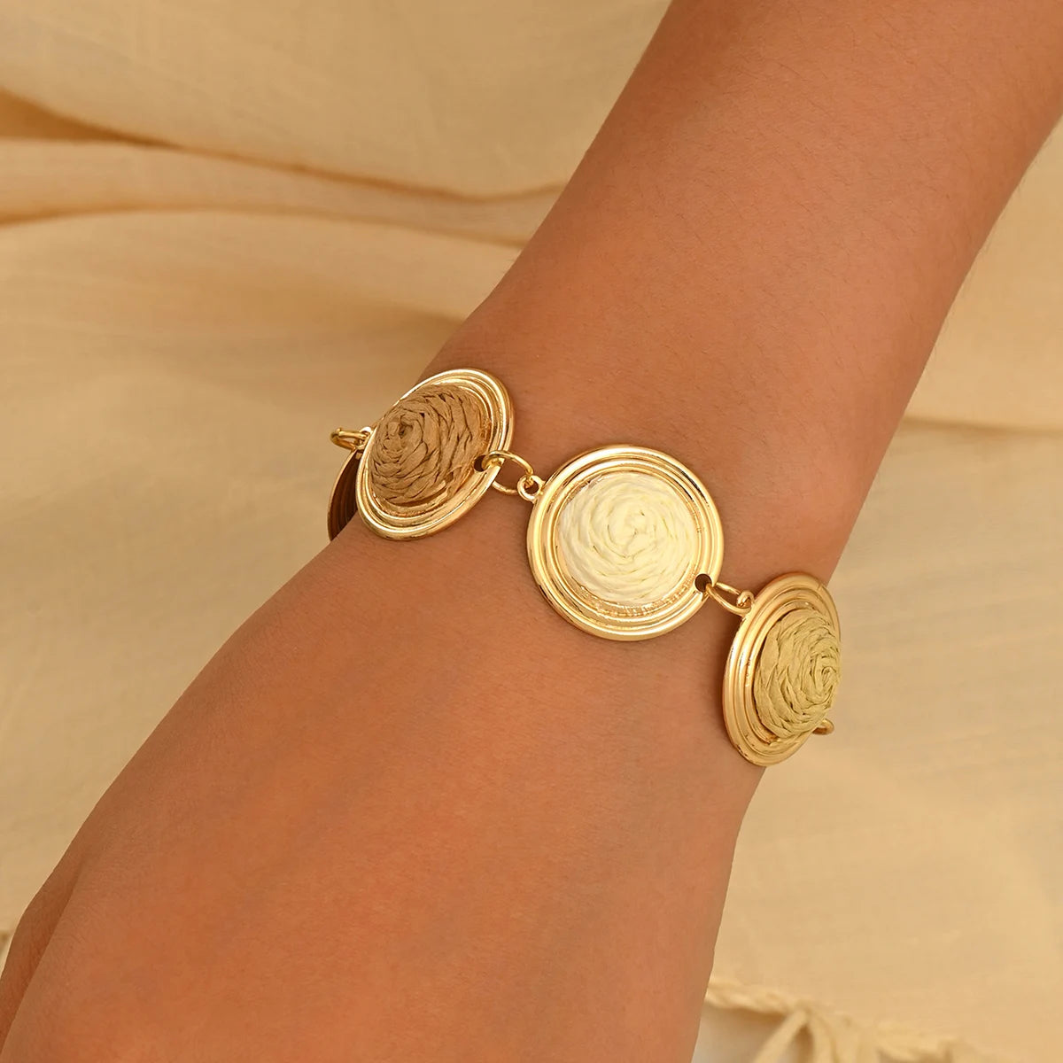 Women Handmade Ombre Neutral Tone Straw Woven Bracelet Multi Circle Raffia Disc Linked Bracelet Bohemian Seaside Holiday Accesso