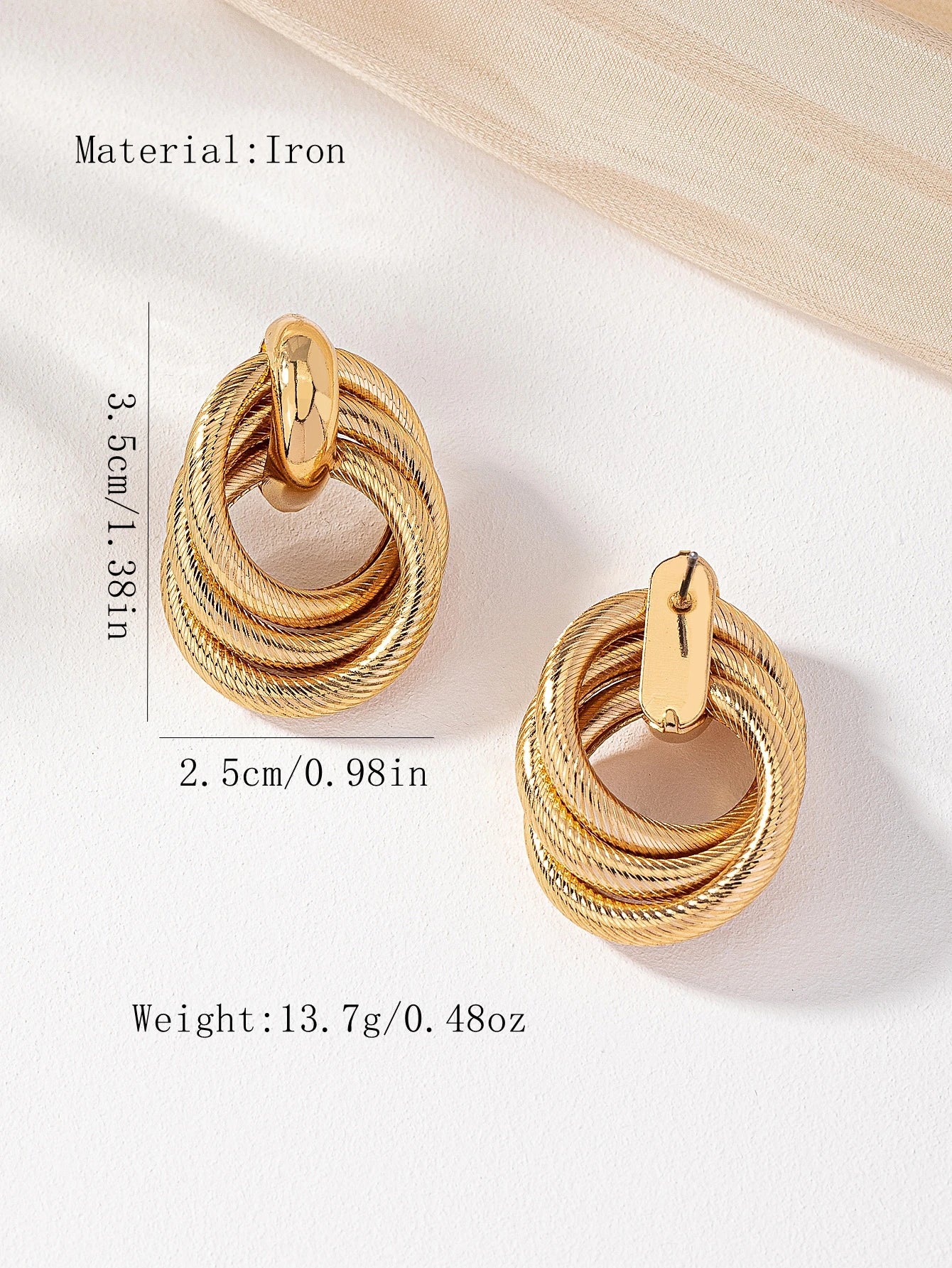 A Stylish Multi-Layered Twisted Metal Earring in Gold and Silver, a Versatile Accessory for Everyday Wear with a High-End Feel